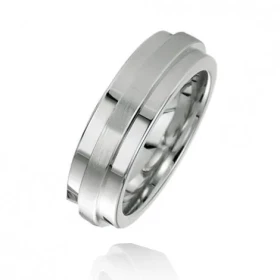  Alliance argent 925/1000 platin&eacute;. L alliance est compos&eacute; d un anneau plat large finition brillante encercl&...