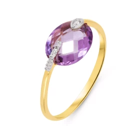 Bague Améthyste Diamant Or Jaune 750 Cette bague très originale est sertie d une pierre ovale taille dome L Améthyste mesu...