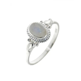 Bague une monture très travaillée cette jolie petite bague est sertie d une pierre ovale La pierre est taillée cabochon , ...