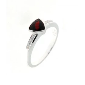 Bague Argent 925 Grenat sertie d une pierre taille trillion 7 x 7 mm d oxydes zirconium Largeur sur doigt (vue dessus) : 7...