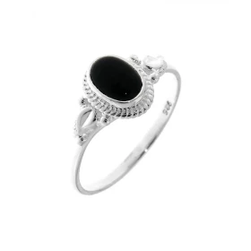  Bague une monture très travaillée cette jolie petite bague est sertie d une pierre ovale La pierre est taillée cabochon ,...