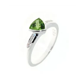 Bague Argent 925 Péridot sertie d une pierre taille trillion 7 x 7 mm d oxydes zirconium Largeur sur doigt (vue dessus) : ...