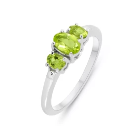  Bague Argent Rhodié 3 Péridots Bague sertie trois pierres ovales (deux 4x3mm une 6x4mm) Pierres serties à griffes Largeur...