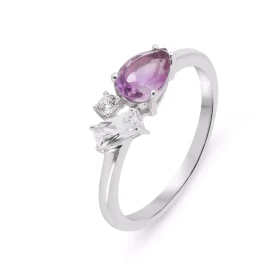 Bague Argent Rhodié 925 composé d une améthyste forme poire 5x7mm, un oxyde zirconium rectangulaire 2,5x5mm un oxyde 2mm d...