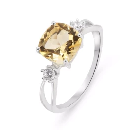 Bague Argent Rhodié 925 composé d une citrine Coussin 8x8mm 2 oxydes zirconium 2,6mm diamètre Largeur bague (sur doigt, vu...