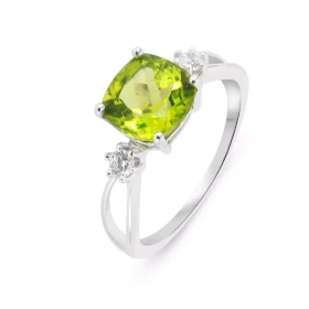 Bague Argent Rhodié 925 composé d un péridot Coussin 8x8mm 2 oxydes zirconium 2,6mm diamètre Largeur bague (sur doigt, vue...