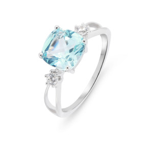 Bague Argent Rhodié 925 composé d une topaze bleue traitée coussin 8x8mm 2 oxydes zirconium 2,6mm diamètre Largeur bague (...
