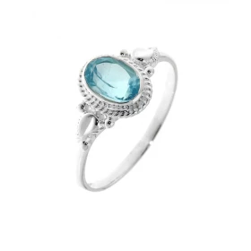 Bague une monture très travaillée cette jolie petite bague est sertie d une pierre ovale La pierre est taillée à facettes,...