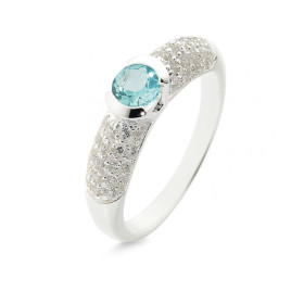 Bague Argent 925 Topaze bleue Traitée traitée Pierre centrale 5 mm diamètre Pavage d oxydes zirconium sur les cotés Largeu...
