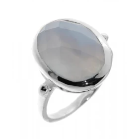 Bague style intemporel sertie d une pierre ovale La pierre varieté Calcédoine est taillée d une manière très originale (ta...