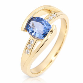  Bague Or Jaune 750 sertie d un Saphir Ceylan Pierre ovale de 8x6mm Entourage composé 6 diamants 1.4mm Largeur monture (vu...
