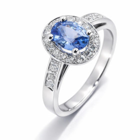  Bague Entourage Saphir Ceylan Diamant Or Blanc 750 Cette bague est sertie d un saphir ovale 7x5mm qualité AAA L entourage...