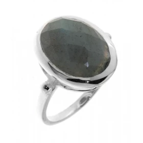 Bague style intemporel sertie d une pierre ovale La pierre varieté Labradorite est taillée d une manière très originale (t...