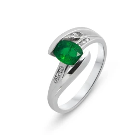 Bague Or Blanc sertie d une émeraude ovale 7x5mm (0,8 carat) 6 diamants 1,3mm diamètre pour un poids total 0,06 carat Lar...