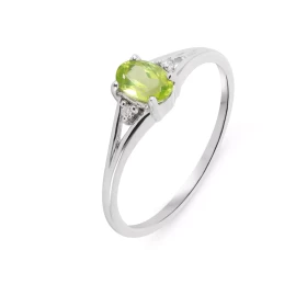 Bague Or Blanc 375 Péridot Ovale 6x4mm diamant Cette bague est composée : 1 Péridot Ovale 0.5 carat serti à griffes 2 Diam...