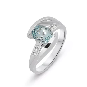  Bague Or Blanc sertie d une Aigue Marine ovale 8x6mm (1.2 carat) 6 diamants 1,5mm diamètre pour un poids total 0,07 carat...