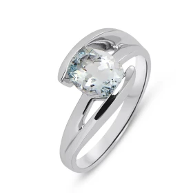  Bague or blanc 750 sertie d une aigue marine ovale 9x7mm Corps croisé Serti demi clos Poids aigue marine : 1,3 carat 