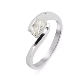  Bague Or Blanc 750 sertie d un Diamant Ovale 7x5mm Serti demi clos Monture corps croisé Poids Diamant : 0.70 carat Qualit...