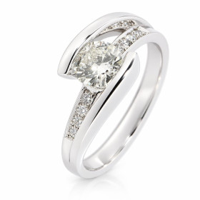  Bague Or Blanc 750 Diamant Pierre centrale : 1 diamant 0,70 carat Couleur I - Pureté Si1 (diamètre : 5.8mm) Entourage com...