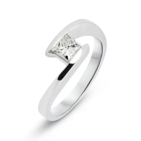  Bague Or Blanc 750 Diamant Cette bague est sertie d un diamant taille princesse 3.7x3.7mm (0,41 carat) Couleur I et puret...