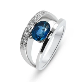  Bague Or Blanc 750 Saphir 8x6mm Diamant Saphir Ovale 8x6mm (1,80 carat) serti demi clos 8 Diamants 1,8mm diamètre sertis ...