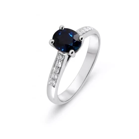  Bague Or Blanc 750 sertie d un Saphir Ovale 7x5mm diamants Poids saphir : 1.05 carat Saphir Bleu royal qualité AAA 10 Dia...