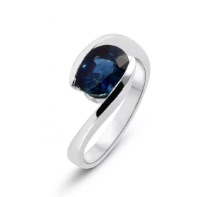  Bague Or Blanc 750 sertie d un Saphir Madagascar Ovale 9x7mm Poids saphir : 2.5 carats Saphir couleur bleu royal - qualit...