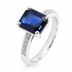 Bague Or Blanc 750 sertie d un Saphir Bleu Royal Rectangulaire Saphir madagascar mesurant 8.5x7.3mm qualité AAA Entourage ...
