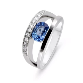  Bague Or Blanc 750 Saphir Ceylan Saphir Ceylan Ovale mesurant 7.5x5.5mm ( 1,50 carat) Serti demi clos 12 Diamants 1,4mm d...