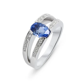 Bague Or Blanc 750 sertie d un Saphir Ceylan ovale 7x5mm diamants Saphir Ceylan ovale mesurant 7x5mm (1.1 carat) Entourage...