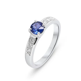  Bague Or Blanc 750 sertie d un Saphir Ceylan Rond 5.3mm 6 diamants 1,7mm Qualité Saphir : AAA Poids total Diamant : 0,125...