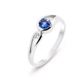  Bague Or Blanc 750 sertie d un Saphir Ceylan rond 4.4mm d un diamant rond 2,1mm Serti demi clos Poids Diamant : 0,045 car...