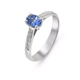  Bague type solitaire épaulé Or Blanc 750 sertie d un Saphir Ceylan ovale 6x4mm (0,6 carat) 10 diamants ronds 1,3mm diamèt...
