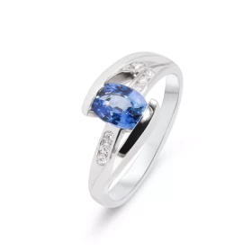  Bague Or Blanc 750 sertie d un Saphir Ceylan Saphir ovale 7x5mm (1 carat) Entourage composé 6 diamants pour un poids tota...