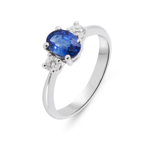  Bague sertie d un Saphir Bleu Royal qualité AAA Monture Or Blanc 750 (18 carats) type solitaire épaulé Saphir ovale 7.5x5...