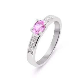  Bague Or Blanc 750 sertie d un Saphir Rose Ovale 6x4mm 6 diamants 1.8mm Poids Saphir : 0.55 carat Poids Diamants : 0.15 c...