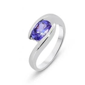  Bague Or Blanc 750 sertie d une Tanzanite Ovale 8x6mm Tanzanite ovale 8x6mm (1,2 carat) Serti demi clos Corps croisé Larg...