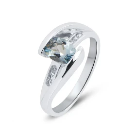  Bague Or Blanc 750 Aigue marine Cette bague est sertie d une Aigue Marine ovale 7x5mm (0,65carat) L entourage est composé...