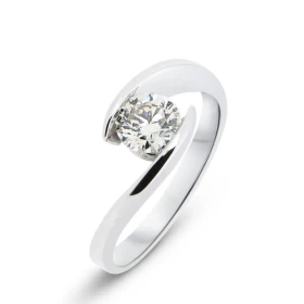  Bague Or blanc 750 sertie d un diamant rond mesurant 5.7mm diamètre le poids pierre est 0,72 carat, sa couleur est J sa p...