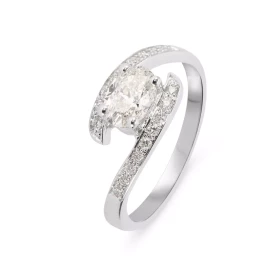  Bague Or Blanc sertie d un Diamant ovale 6.7x4.7mm (0.65 carat - Couelur J - Pureté Si2) Entourage composé 18 diamants 1,...