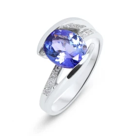  Bague Or Blanc 750 sertie d une Tanzanite Ovale 9x7mm (1.6 carat) 8 diamants dont le poids total est 0,07 carat La largeu...