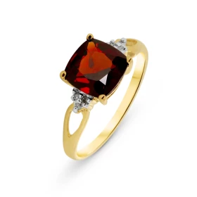 Bague Or jaune 375 Grenat Coussin 8x8mm Diamant Cette bague Or jaune 375 est ornée d un grenat taille coussin La pierre me...