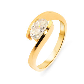  Bague Or Jaune 750 sertie d un Diamant Ovale 7.05x4.89mm Couleur F pureté SI2 Serti demi clos Monture corps croisé 
