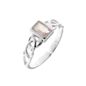 Bague au style celtique sertie d une petite pierre rectangulaire La pierre variété Quartz Rose est taillée cabochon mesure...