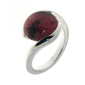 Bague style moderne sertie d une pierre ronde La pierre varieté Rhodonite est taillée cabochon Elle mesure 12mm diamètre e...