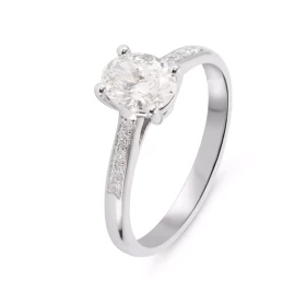  Bague Or Blanc sertie d un Diamant ovale 7.36x5.66mm (0.96 carat - Couelur E - Pureté Si1) Entourage composé 10 diamants ...