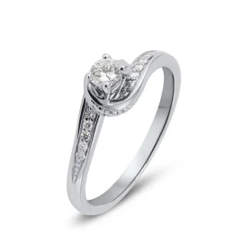 Solitaire Or Blanc 750 Diamants La pierre centrale mesure 3,5mm diamètre est pèse 0,19 carat L entourage est composé 10 di...