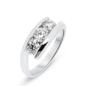  Bague trilogie Or blanc 750 sertie : - d un diamant 0,35 carat (Couleur J - Pureté Si2) - d un diamant 0,32 carat (Couleu...