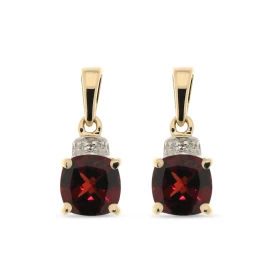 Boucles d oreilles pendantes Grenat Diamant Or Blanc 375 Les Grenats sont taillés coussin mesurent 6x6mm Un petit diamant ...