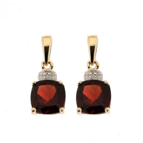  Boucles d oreilles pendantes grenat Diamant Or 375 2tons les grenats sont taillés coussin mesurent 6x6mm Un petit diamant...